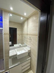 萨尔瓦多Casa do Mar Stella Maris的一间带水槽和大镜子的浴室