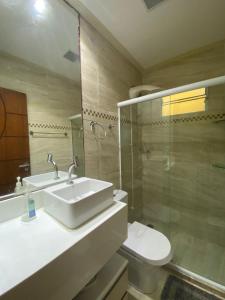 萨尔瓦多Casa do Mar Stella Maris的一间带水槽、卫生间和淋浴的浴室