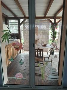 莱特鲁瓦西莱Studio Perle de Zanzibar Trois-Ilets的推拉玻璃门,带桌子的庭院