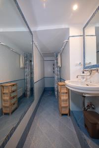 莱乌卡Casa a Santa Maria di Leuca的一间带水槽和镜子的浴室