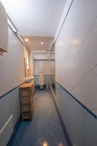 莱乌卡Casa a Santa Maria di Leuca的浴室配有卫生间、盥洗盆和台面