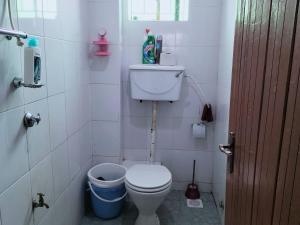 KakamegaArunga's Homely Kakamega Stay的白色的浴室设有卫生间和窗户。
