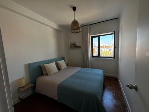 佩尼契Ponte Velha的一间小卧室,配有床和窗户