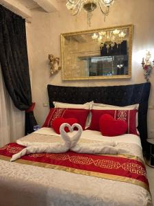 威尼斯Venice Luxury Watersdoor的一间卧室配有一张天鹅床