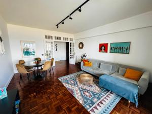 佩尼契Ponte Velha的客厅配有沙发和桌子