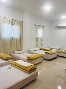 马萨阿拉姆Alam B&B的带4张黄色毯子的床的房间