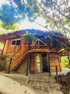 帕洛米诺Makuruma Chalet的小木屋设有通往小屋的楼梯