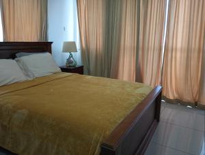 Himma's Apartments的一间卧室配有一张大床、窗帘和灯