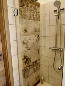 波尔Ehem. Sächsisch-Bayrischer Hof的一间带淋浴的浴室和瓷砖墙