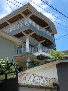 Himma's Apartments的房屋的顶部设有阳台