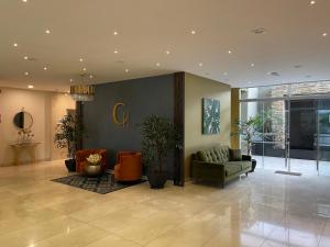 科恰班巴Hotel Catena的大厅,在大楼里长沙发和植物