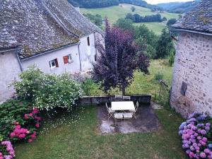 JunhacChambre indépendante - style studio - avec jardin à la campagne的享有花园的空中景致,配有桌椅