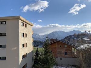 拉普德兹Appartement Huez, 1 pièce, 4 personnes - FR-1-405-65的一座建筑和一座山房