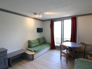 拉普德兹Appartement Huez, 1 pièce, 3 personnes - FR-1-405-87的客厅配有沙发和桌子