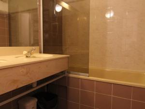 拉普德兹Appartement Huez, 1 pièce, 3 personnes - FR-1-405-87的一间带水槽和淋浴的浴室