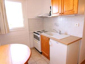 拉普德兹Appartement Huez, 1 pièce, 4 personnes - FR-1-405-96的一间带水槽和炉灶的小厨房