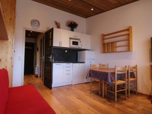 Appartement Huez, 1 pièce, 4 personnes - FR-1-405-117的厨房或小厨房