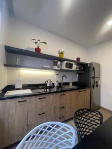 瓜亚基尔Kiran Lodging Guayaquil的厨房配有冰箱和桌椅