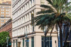 新奥尔良新奥尔良市中心/法国区费尔菲尔德套房客栈的前面有棕榈树的建筑