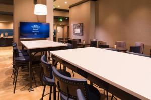 新奥尔良新奥尔良市中心/法国区费尔菲尔德套房客栈的餐厅设有桌椅和平面电视。