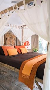 乌布散达特格拉姆平帐篷酒店的帐篷内一间卧室,配有一张床
