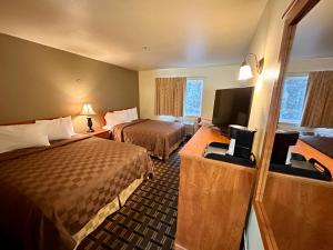 凯洛格凯洛格费尔布里奇宾馆的酒店客房设有两张床和一台平面电视。