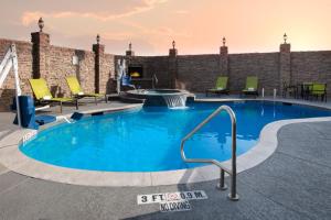 圣安吉洛圣安吉洛万豪春季山丘套房酒店的一个带椅子和桌子的大型游泳池