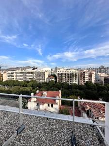 马赛STUDIO ROOFTOP 8e PRADO VELODROME MER的从建筑屋顶上可欣赏到城市美景