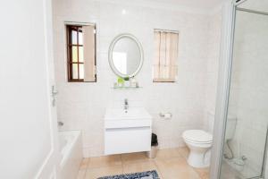 SandtonTranquil cottage的一间带卫生间、水槽和镜子的浴室