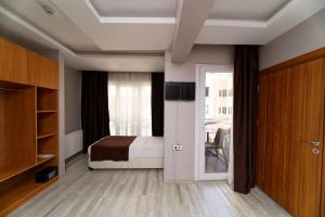 伊斯坦布尔HanPoint Boutique Hotel的一间卧室配有一张床,一扇门设有窗户