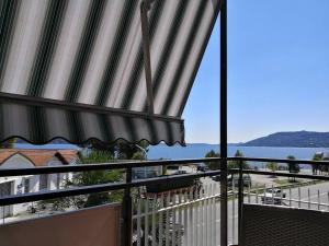 韦尔巴尼亚Appartamento Chic Vista Lago - Casa Janis的享有水景的阳台