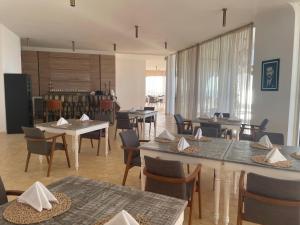 沃利迪耶Villa La Falaise的一间带桌椅的用餐室和一间无意间的房间
