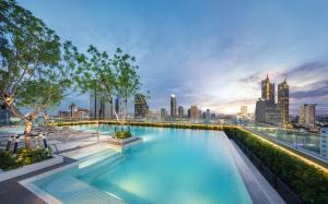 曼谷苏拉翁塞格兰德中心大酒店的一座城市天际线的游泳池
