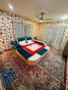 斯利那加HOTEL MERLIN PALACE的一间卧室配有一张床和一张大地毯