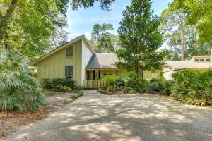 希尔顿黑德岛Bright Hilton Head Cottage with Deck about 2 Mi to Beach的前面有车道的黄色房子