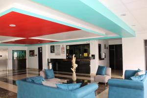 Ixtapaluca阿克隆特酒店的大堂设有蓝色椅子和红色天花板