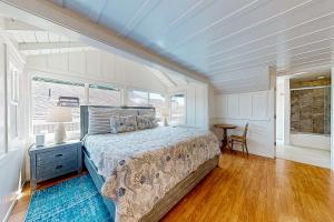 圣克鲁兹Seabright的一间卧室设有一张床和一个窗口