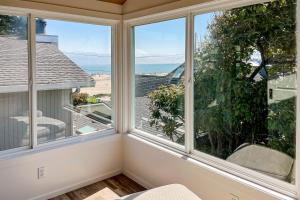 圣克鲁兹Seabright的客房设有3扇窗户,俯瞰着大海