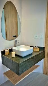 哈马Refugio Sova的浴室设有白色水槽和镜子