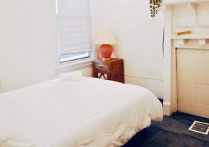 费城Oui on Ludlow - Entire House and Private Rooms in University City的卧室配有白色的床和窗户。