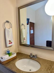 坎佩切巴兰基亚酒店的一间带水槽和大镜子的浴室