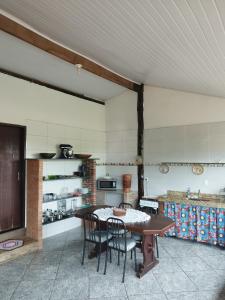 圣安娜杜里亚舒Casas do Rodrigo的一间厨房,里面配有桌椅