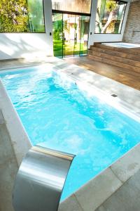 弗洛里亚诺波利斯普萨达松豪梅乌酒店的蓝色房子中的游泳池