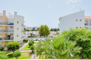 阿尔布费拉Alfamar Apartment at Praia da Falesia的棕榈树公寓大楼的空中景致