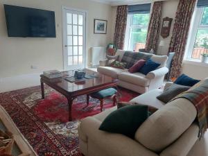 PencaitlandISLAY House,Comfortable Home with private garden, Pencaitland, East Lothian, Scotland的客厅配有沙发和桌子