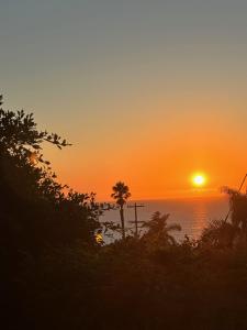 圣地亚哥Contemporary Ocean Sunset Views with Firepit Pt Loma close to PLNU的棕榈树的日落