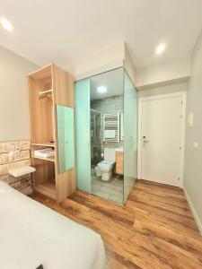布尔戈斯Urban Burgos的一间卧室,浴室内设有卫生间和镜子