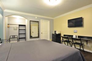 圣地亚哥洛奇32号旅馆的一间卧室配有一张床和一张桌子及椅子