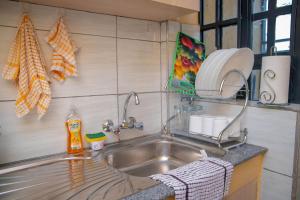 基苏木cla bnb的厨房配有水槽和台面