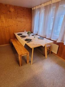 劳特布龙嫩Staubbach View - Traditional Chalet Apartment的一间用餐室,在房间内配有桌子